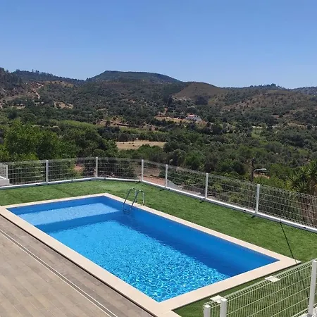 Dom wakacyjny Familia Sequeira *